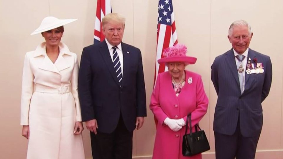 Královna Alžběta II a Donald Trump - oslava operace Overload foto youtube